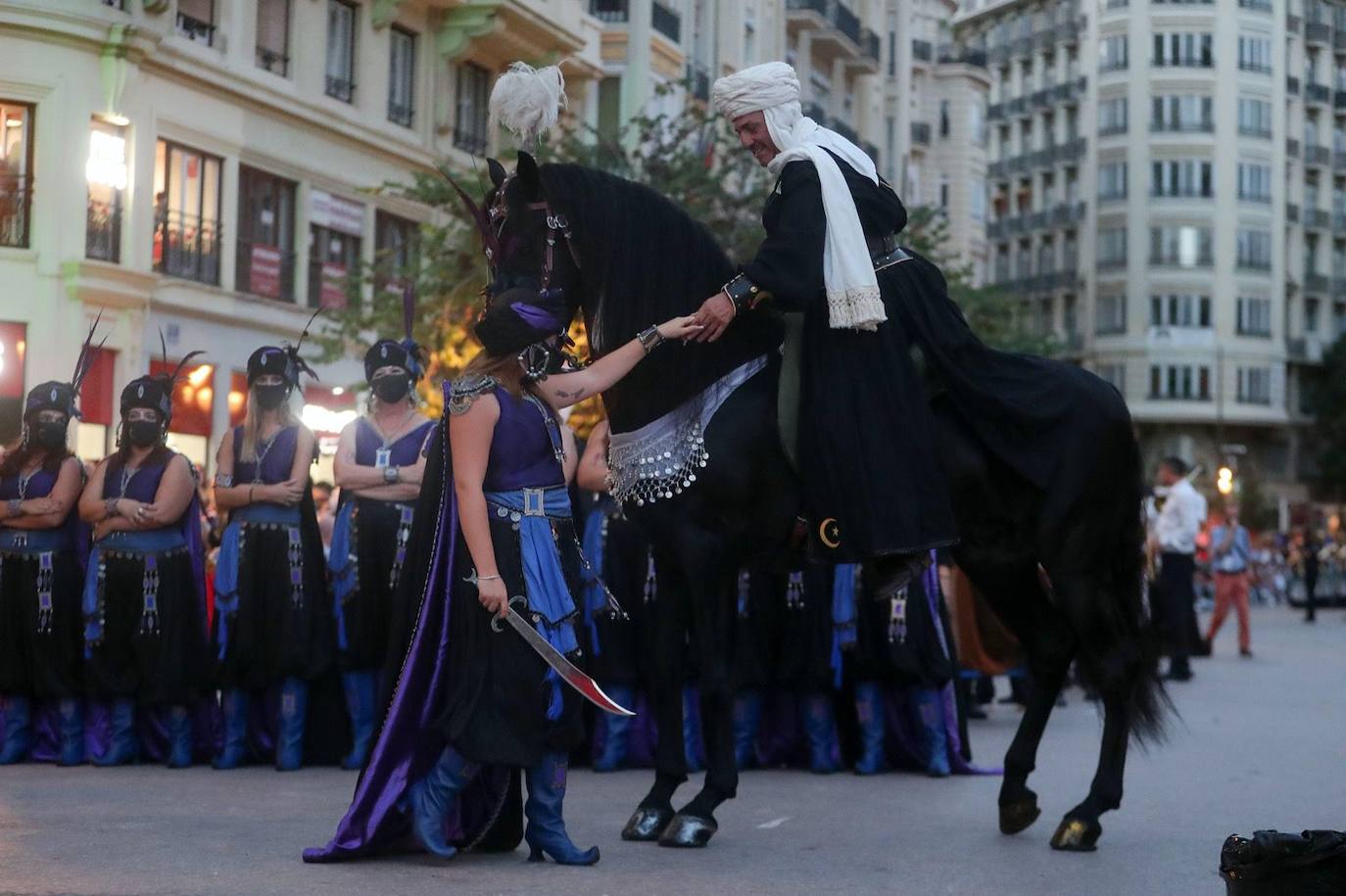 Fotos: Desfile de Moros y Cristianos con motivos del 9 d&#039;Octubre