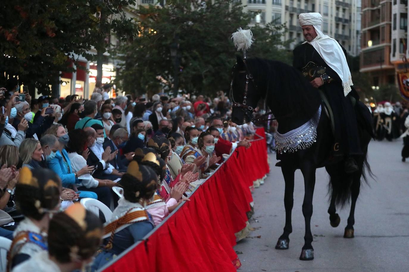 Fotos: Desfile de Moros y Cristianos con motivos del 9 d&#039;Octubre