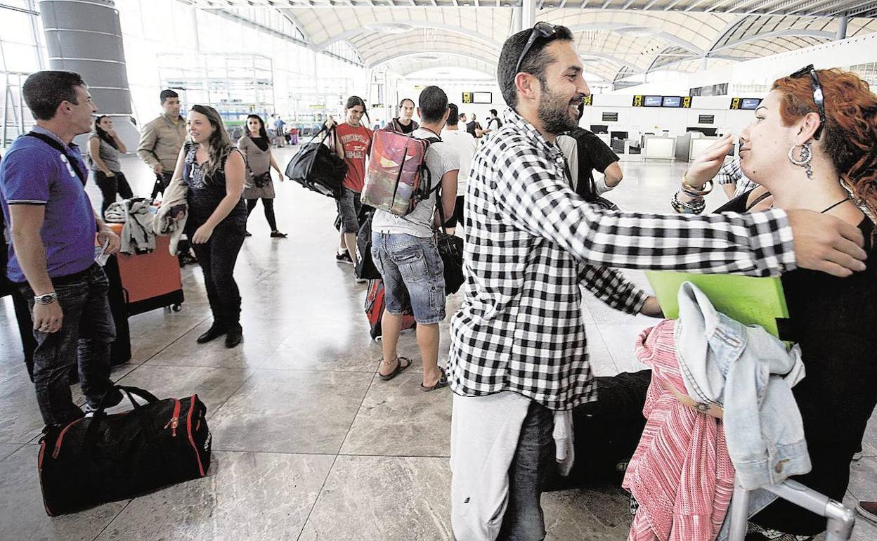 Imagen de archivo de una despedida en el aeropuerto. 