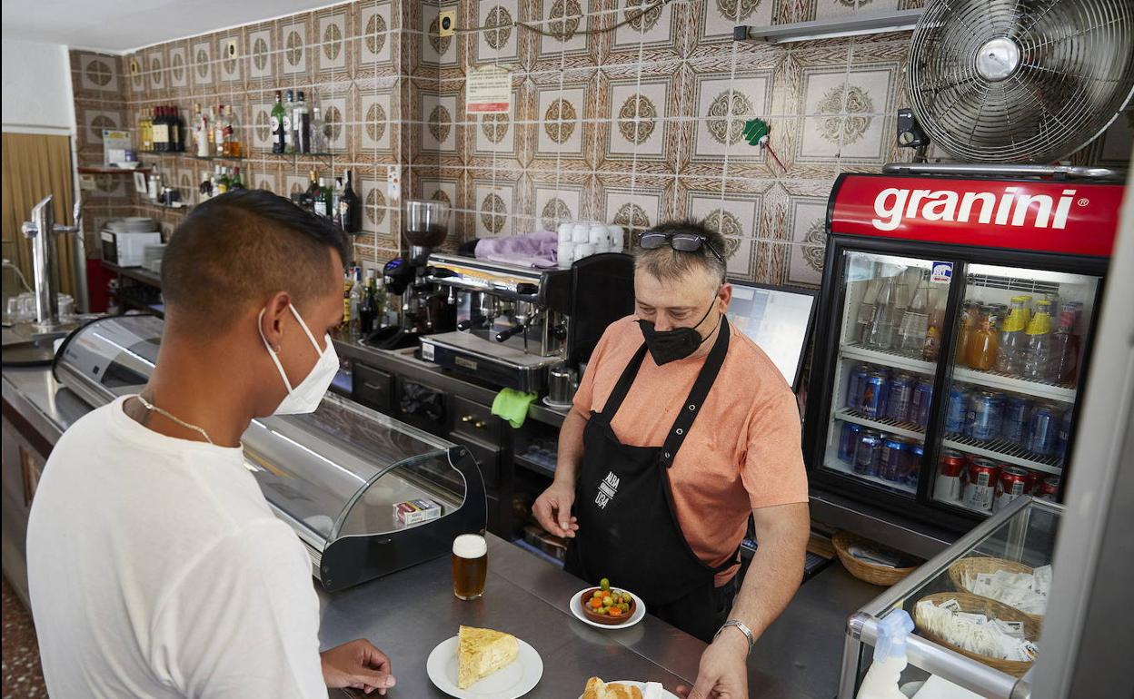 Un hombre consume en un bar de Valencia. 