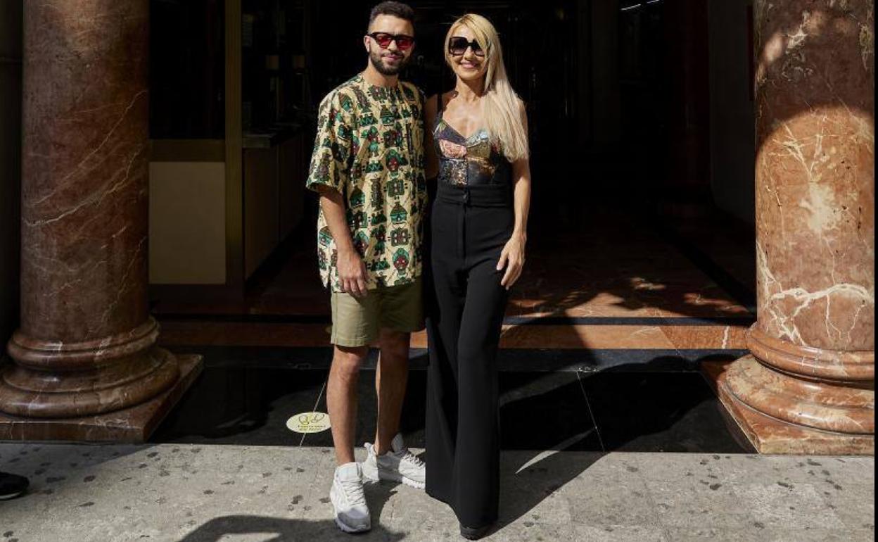 Los intérpretes Ayoub El Hilali y Cayetana Guillén Cuervo, ayer, en las puertas del teatro Olympia. 