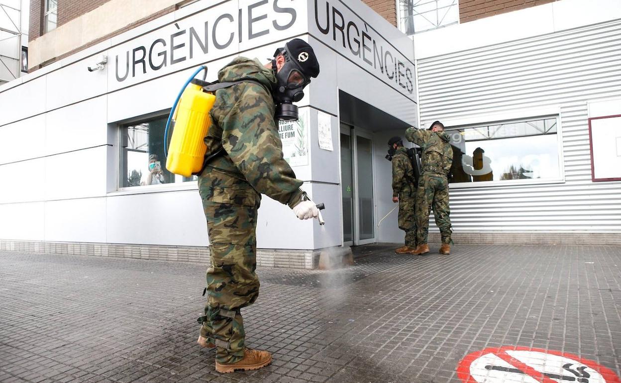 Militares desinfectando zonas en el peor momento de la pandemia. 