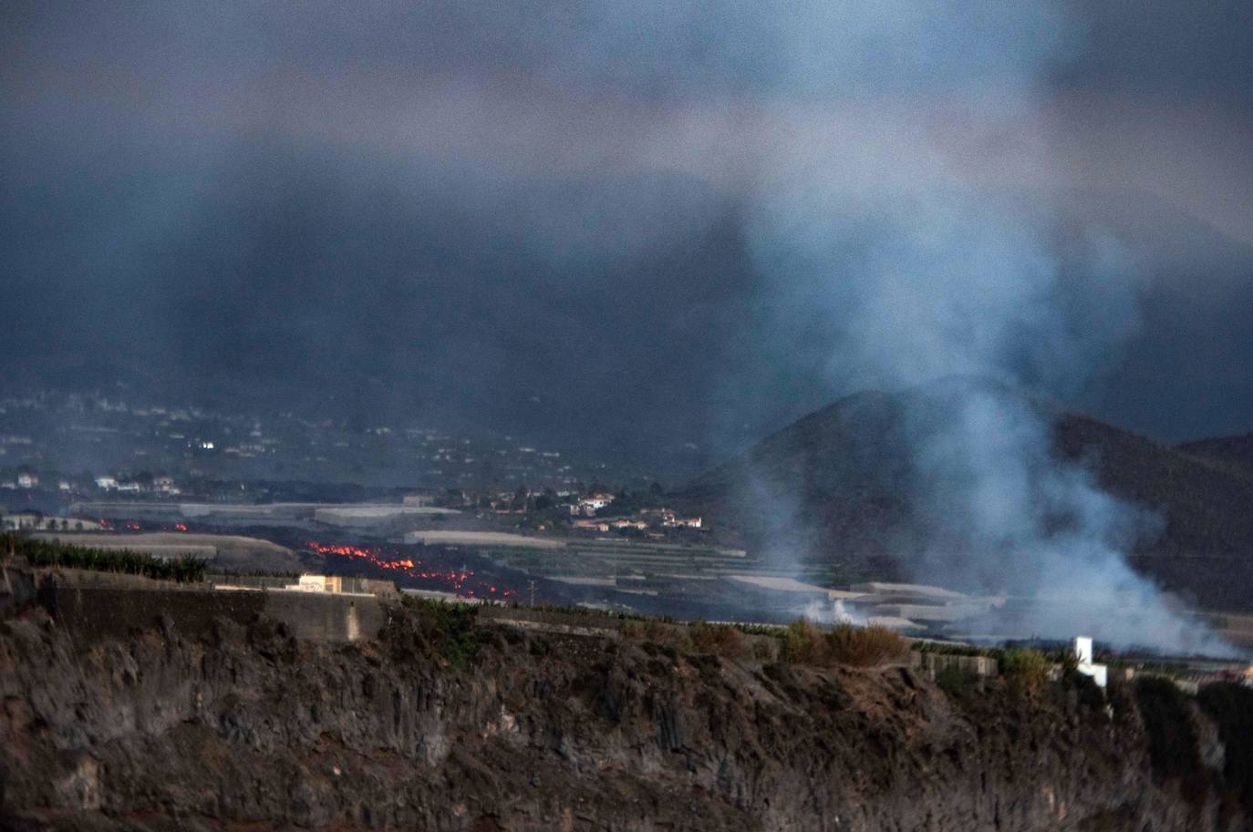 Confinan a 3.000 personas en La Palma por la liberación de gases tras incendiar la colada de lava una fábrica de cemento