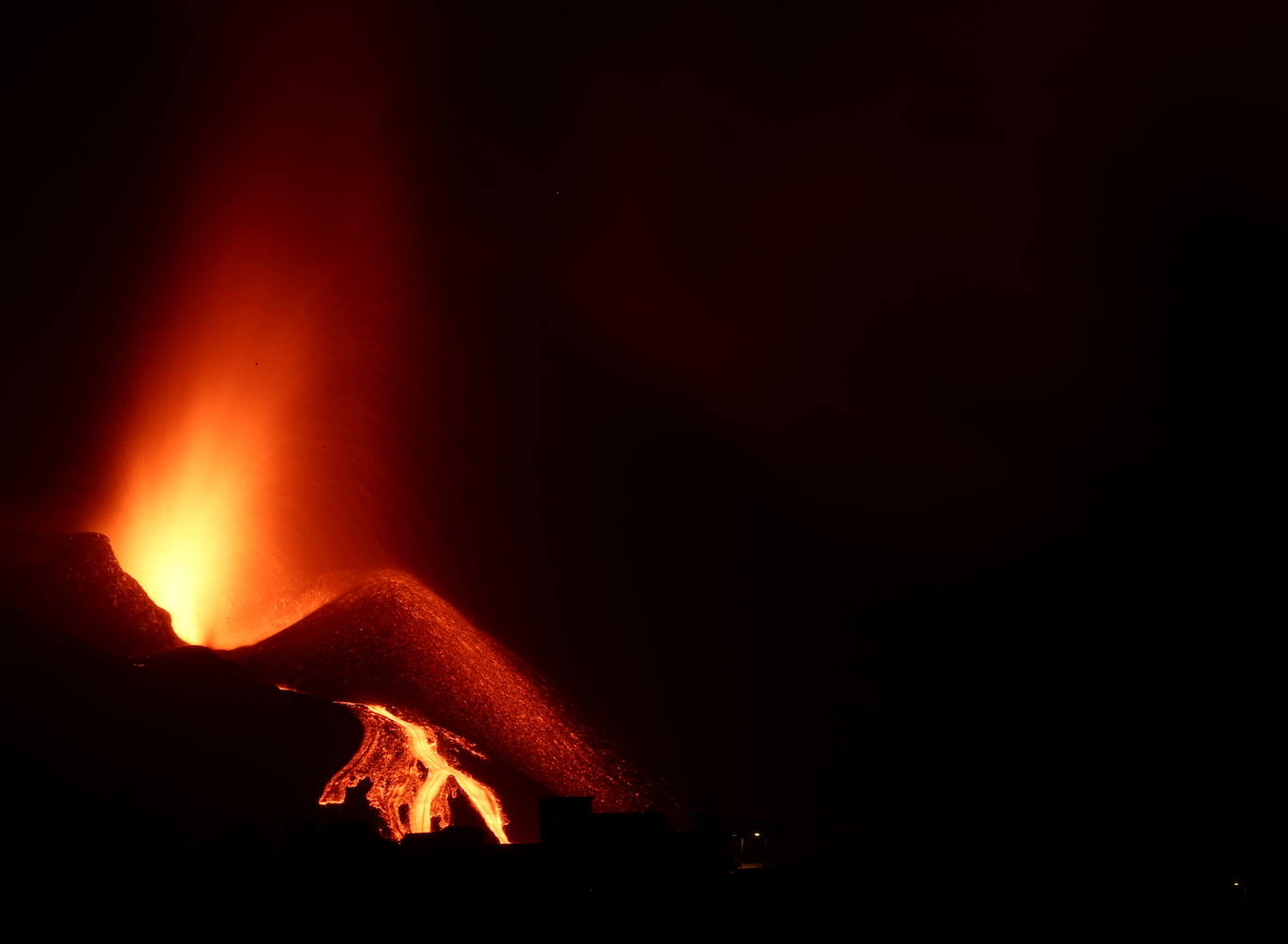 Confinan a 3.000 personas en La Palma por la liberación de gases tras incendiar la colada de lava una fábrica de cemento