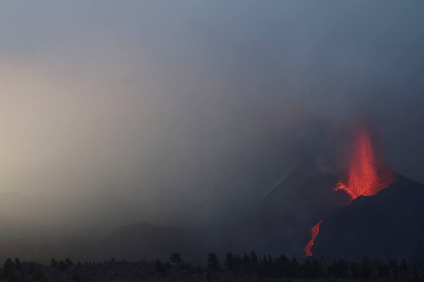 Confinan a 3.000 personas en La Palma por la liberación de gases tras incendiar la colada de lava una fábrica de cemento