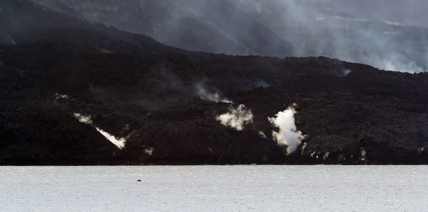 Confinan a 3.000 personas en La Palma por la liberación de gases tras incendiar la colada de lava una fábrica de cemento