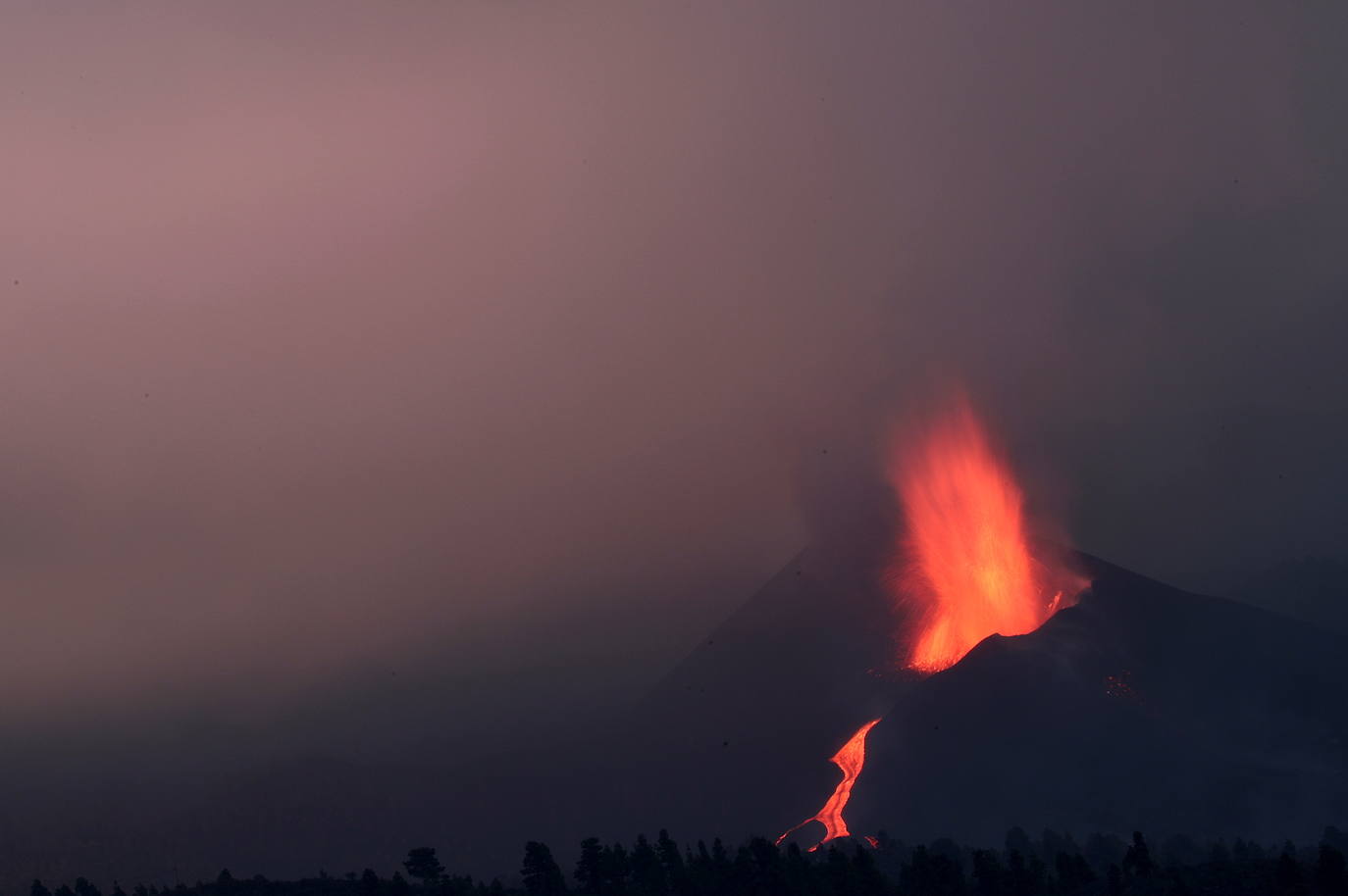 Confinan a 3.000 personas en La Palma por la liberación de gases tras incendiar la colada de lava una fábrica de cemento