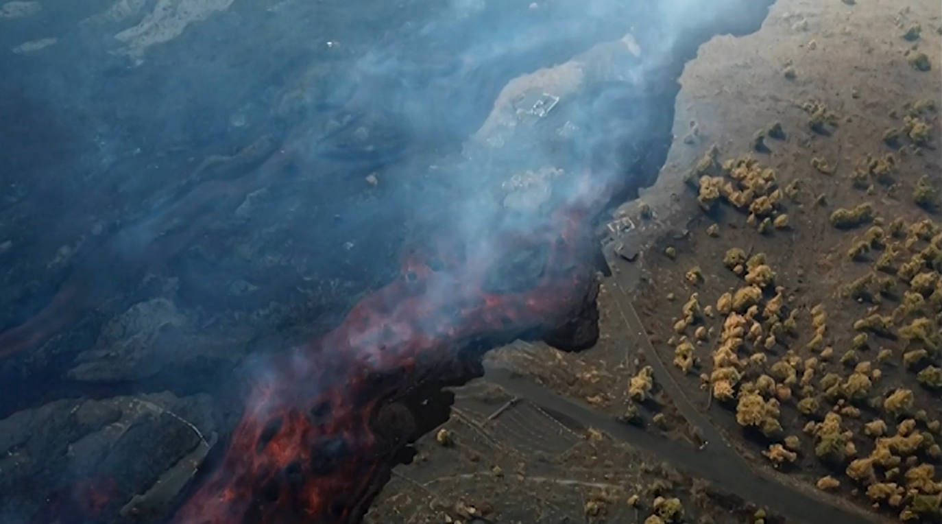 Confinan a 3.000 personas en La Palma por la liberación de gases tras incendiar la colada de lava una fábrica de cemento