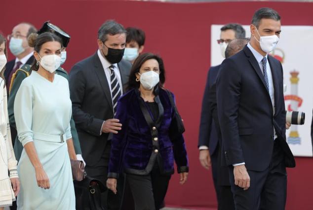 La reina Letizia (1i), la ministra de Defensa, Margarita Robles (3i), y el presidente del Gobierno, Pedro Sánchez (1d), llegan al desfile militar.