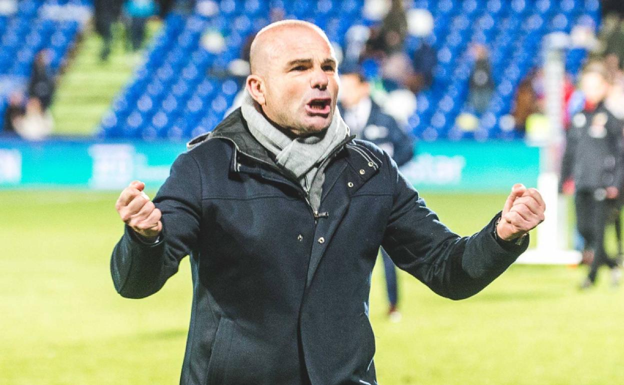 Paco López, celebrando su primera victoria como entrenador del Levante en el Coliseum 