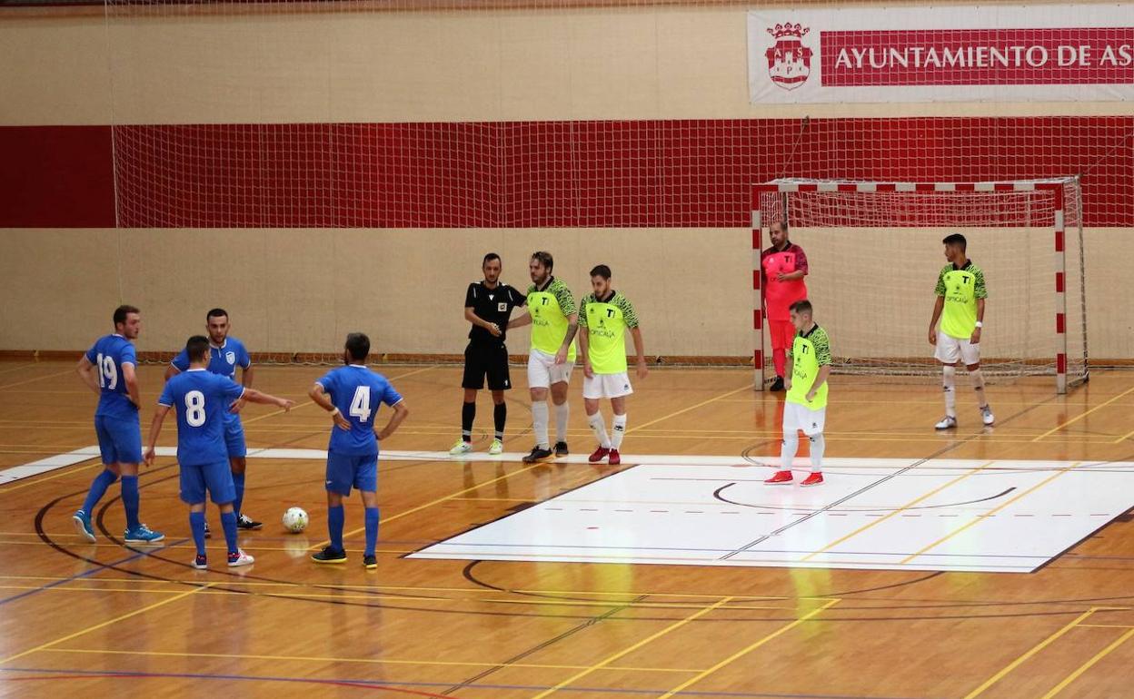 Jugadores del Mar Dénia preparando el lanzamiento de una falta. 