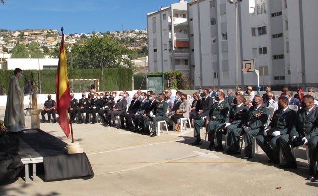 Imagen principal - La misa en honor a la patrona de la Guardia Civil, la ofrenda y la entrega de la medalla a mérito. 