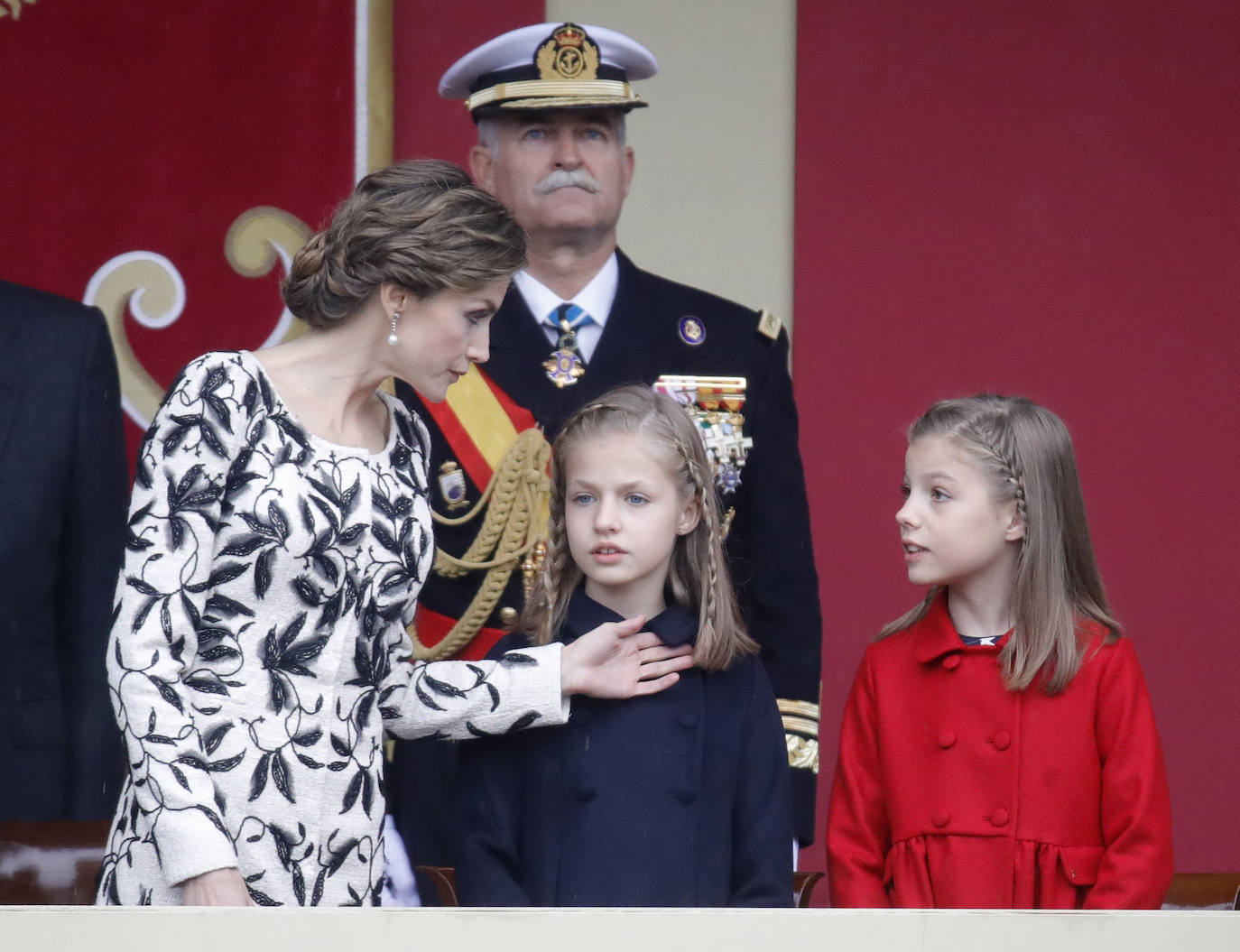 2016 | La Reina volvió a confiar en Felipe Varela con un abrigo vestido en tweed blanco roto, bordado a mano en cristal y georgette negro.