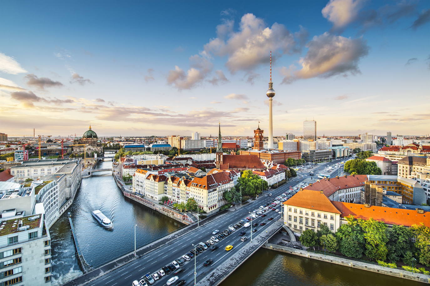 BERLÍN | "Berlín sigue siendo una ciudad extraña, a veces alienante. Este es especialmente el caso cuando caminas por su corazón histórico, donde se erigió el Muro de Berlín desde 1961 hasta 1989". Así describe The Guardian la ciudad de Berlín. El medio de comunicación recomienda la siguiente ruta: el barrio de Hansa (Hansaviertel); el parque urbano de Tiergarten; Alexanderplatz, "que aún rezuma algo del antiguo Oriente"; y Prenzlauer Berg, "donde hay agradables cafeterías y lugares para almorzar". 