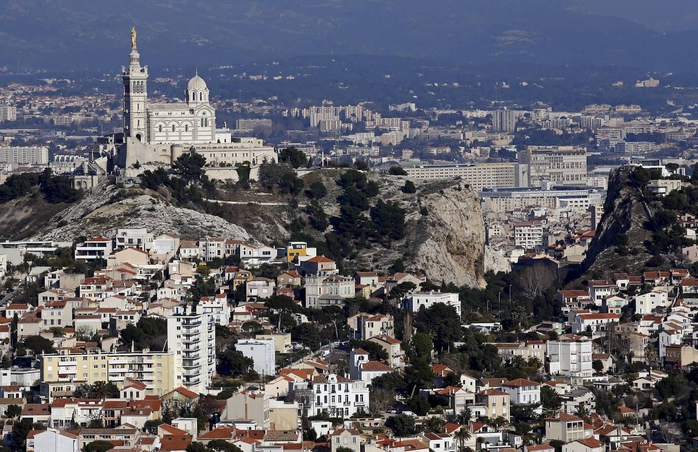 MARSELLA | "La antigua ciudad francesa lo tiene todo: el Vieux-Port frente al mar, las calles estrechas y sinuosas del barrio de Le Panier, la vista panorámica desde la Basilique Notre-Dame de la Garde y el barrio de la Rue de la République, con su Circunferencia Haussmannien y grandes edificios de mediados del siglo XIX", puntualizan. A tres manzanas del puerto, recomiendan, "se encuentra el marché Noailles, donde puede degustar productos frescos y oler las especias en el 'marché des capucins' diario, y tomar té de menta o un kebab, pan sin levadura y cuscús. Siga la rotonda hasta el Mucem (Museo de Civilizaciones Europeas y Mediterráneas), pero asegúrese de visitar también algunos de los museos más pequeños de la ciudad".