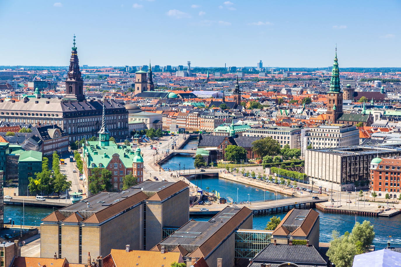 COPENHAGUE | The Guardian empieza su recorrido en el cementerio Assistens. "No es ni un poco triste; los lugareños vienen aquí para relajarse, hacer picnics y disfrutar del exuberante follaje. Kierkegaard y Hans Christian Andersen, están enterrados aquí", destacan. "Más allá de las paredes está el distrito de Nørrebro, lleno de tiendas y galerías de ropa de diseñador, murales y establecimientos de cerveza artesanal, el tipo de cosas divertidas y superficiales que Kierkegaard habría odiado", ha añadido. 