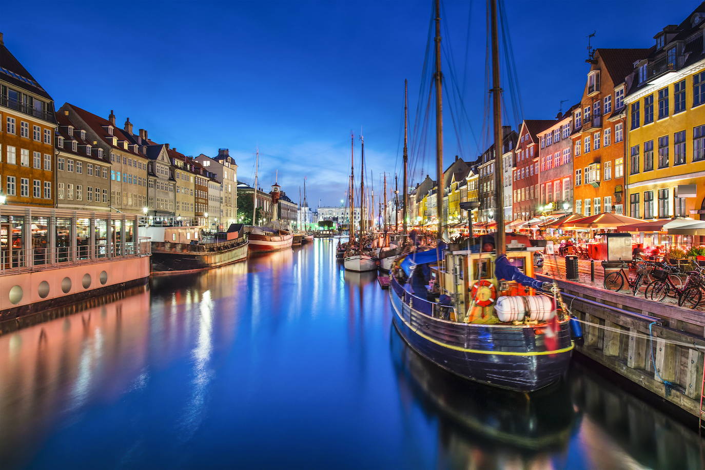 COPENHAGUE | The Guardian empieza su recorrido en el cementerio Assistens. "No es ni un poco triste; los lugareños vienen aquí para relajarse, hacer picnics y disfrutar del exuberante follaje. Kierkegaard y Hans Christian Andersen, están enterrados aquí", destacan. "Más allá de las paredes está el distrito de Nørrebro, lleno de tiendas y galerías de ropa de diseñador, murales y establecimientos de cerveza artesanal, el tipo de cosas divertidas y superficiales que Kierkegaard habría odiado", ha añadido. 