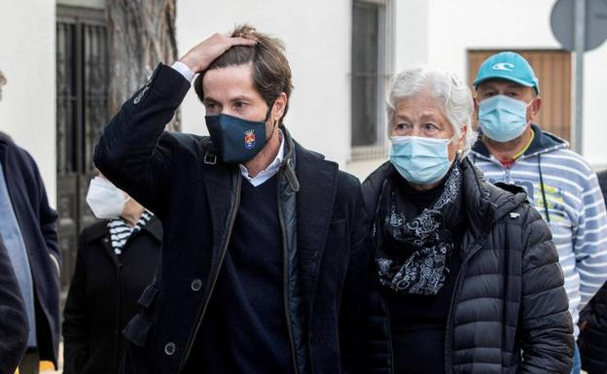 Canales Rivera junto a su madre, en el funeral de Riverita en enero de 2021. 