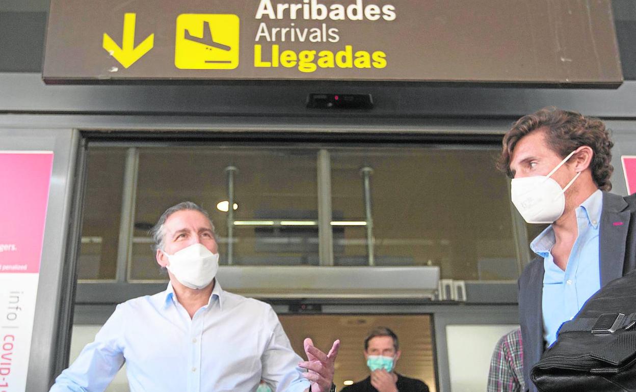 Javier Pereira, junto a su representantes Carlos Abad, sale del aeropuerto de Manises.