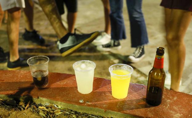 Jóvenes, haciendo botellón en la calle. Los adultos, lo hacemos en las terraza del bar. 