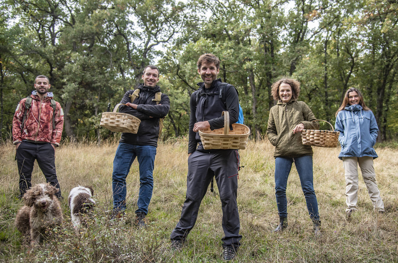 No todas las setas son de otoño, pero el otoño constituye una temporada venerable para los frutos de los hongos, y en consecuencia para nuestras despensas. Viajamos con Clara Puig y Borja Susilla, del restaurante Tula de Jávea hasta los cercanos montes de Teruel, en las inmediaciones de Tramacastilla, en busca de setas de temporada.