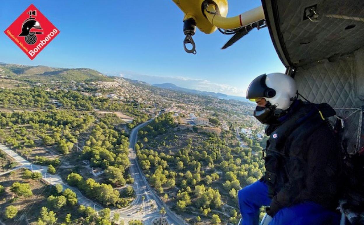 Las labores de búsqueda han movilizado a los servicios de salvamento marítimo y a los helicópteros de los bomberos y la Guardia Civil. 