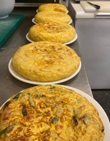 Imagen secundaria 2 - Arriba, bocadillo de tortilla de patatas del Rausell. Abajo, bocadillo del Daniel's y tortillas del Rincón de Mariñeta.