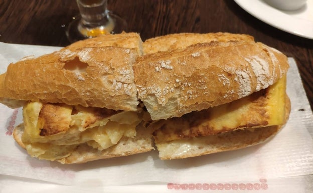 Imagen principal - Arriba, bocadillo de tortilla de patatas del Rausell. Abajo, bocadillo del Daniel's y tortillas del Rincón de Mariñeta.