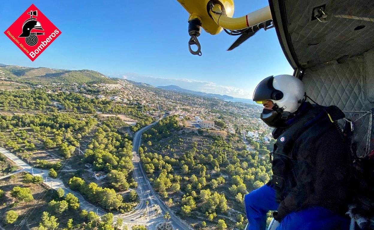 La búsqueda del anciano desde un helicóptero de los bomberos. 