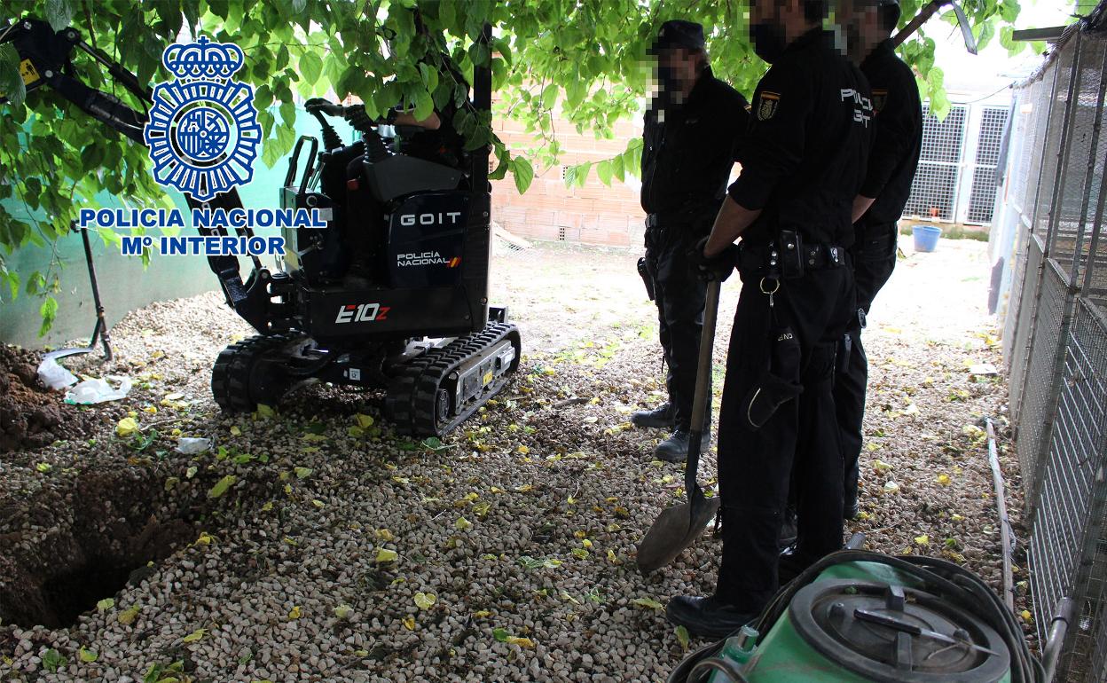 Los agentes descubren el lugar donde se realizaban las peleas. 