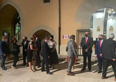 Imagen secundaria 1 - Presentación de Mari Carmen Sarrió como Madrina de la Semana Santa de Gandia