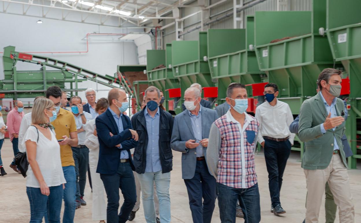 Momento de la inauguración de la planta en Moixent con la presencia de autoridades y representantes del sector. 