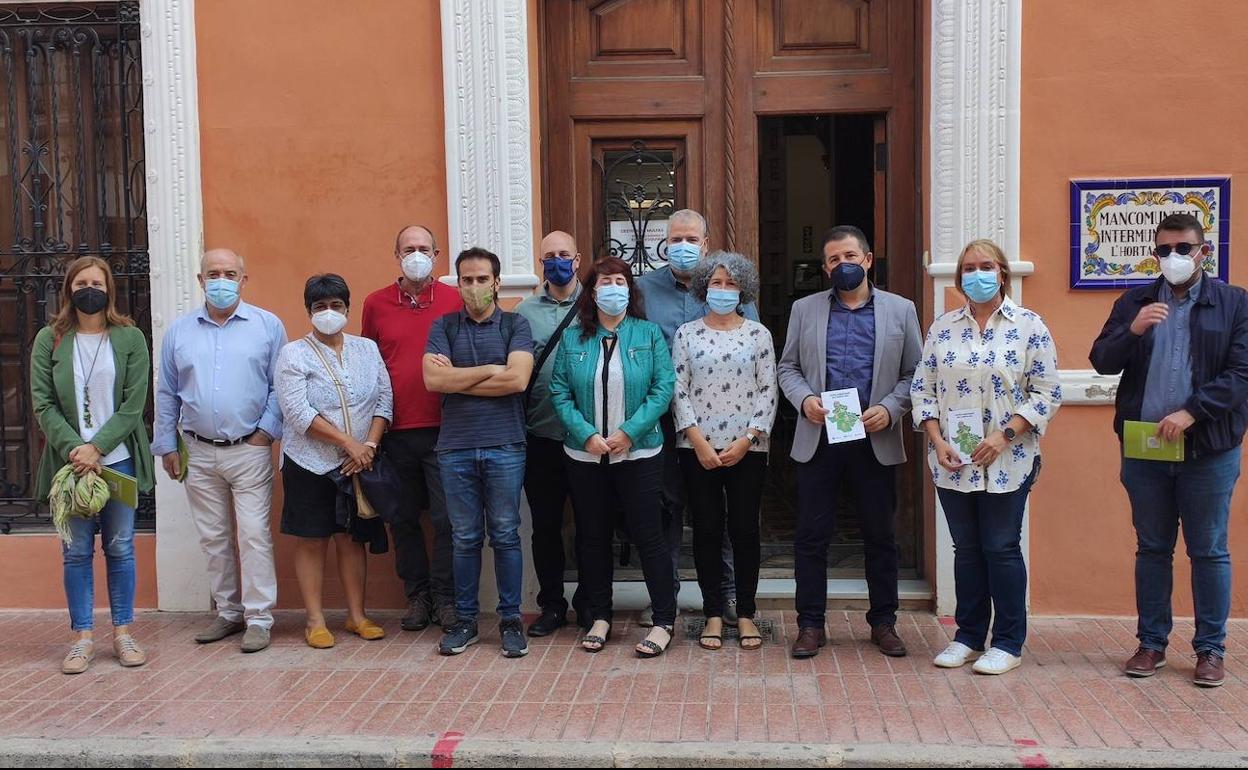 La presidenta de la Mancomunitat, Eva Sanz, con los responsables de los municipios. 