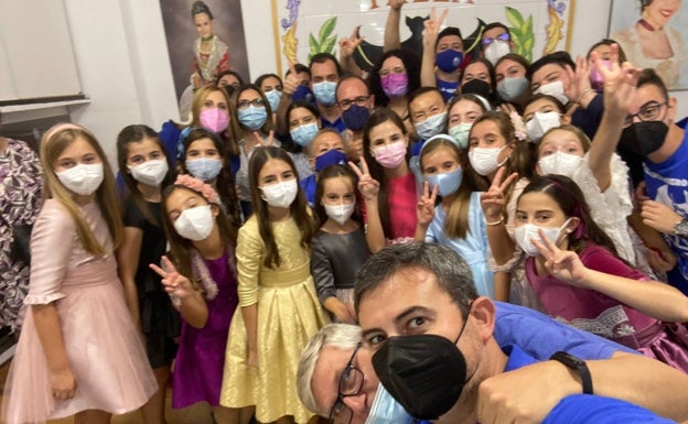 Imagen principal - Selfie de directivos de Ingeniero José Sirera con Nerea López y su corte y Carmen Martín, con amigos en el casal. 