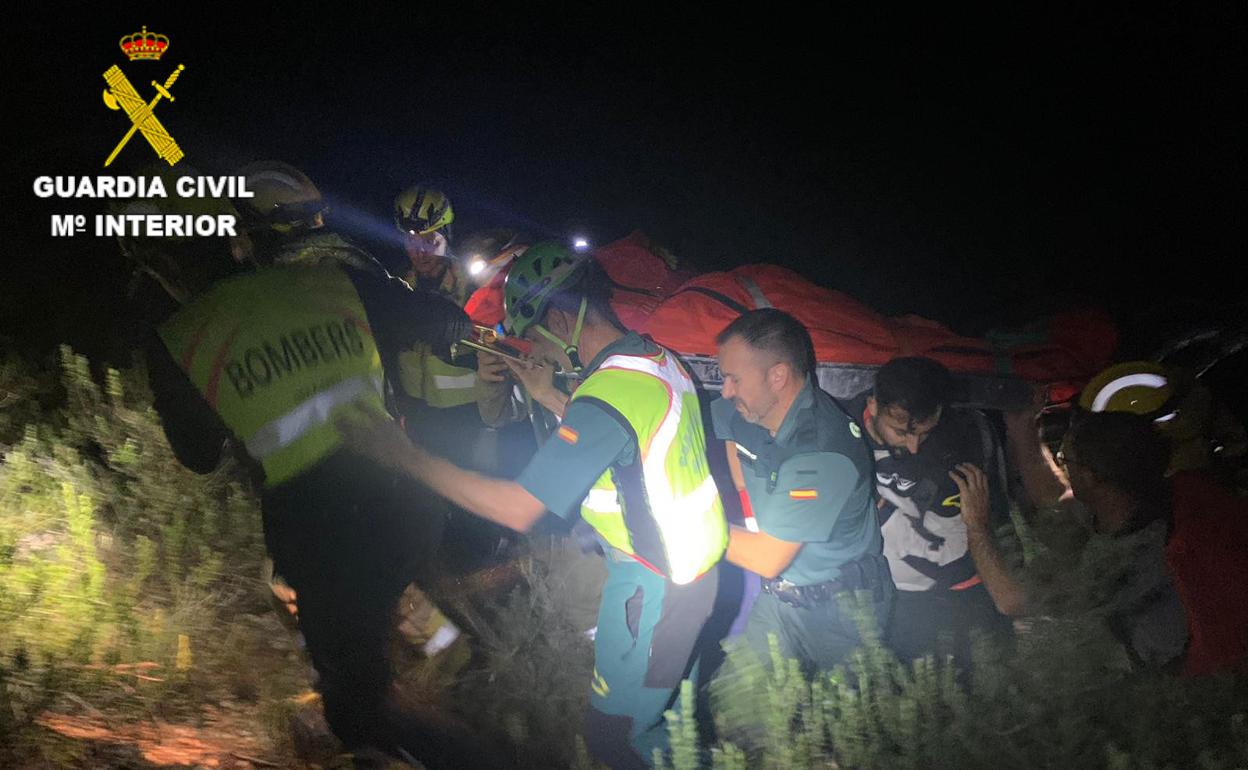 Momento del rescate por parte de los agentes de la Guardia Civil. 