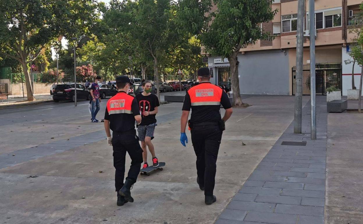 Dos voluntarios de Protección Civil. 