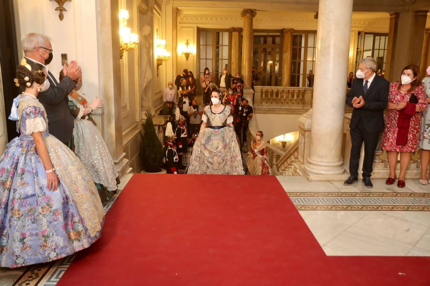 Carmen Martín y Nerea Lópz ya son oficialmente las falleras mayores de Valencia 2022. Las máximas representantes de las fiestas josefinas han acudido al Ayuntamiento de Valencia en su primer acto como reinas de las próximas Fallas, este jueves por la tarde.