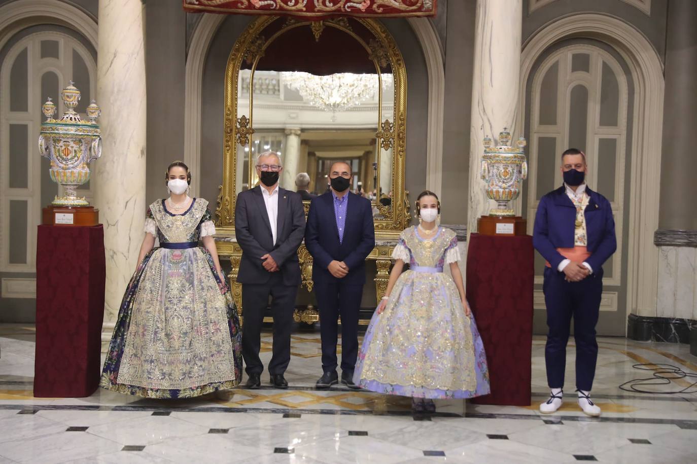 Carmen Martín y Nerea Lópz ya son oficialmente las falleras mayores de Valencia 2022. Las máximas representantes de las fiestas josefinas han acudido al Ayuntamiento de Valencia en su primer acto como reinas de las próximas Fallas, este jueves por la tarde.