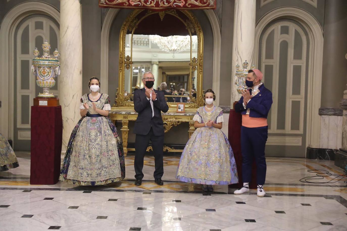 Carmen Martín y Nerea Lópz ya son oficialmente las falleras mayores de Valencia 2022. Las máximas representantes de las fiestas josefinas han acudido al Ayuntamiento de Valencia en su primer acto como reinas de las próximas Fallas, este jueves por la tarde.