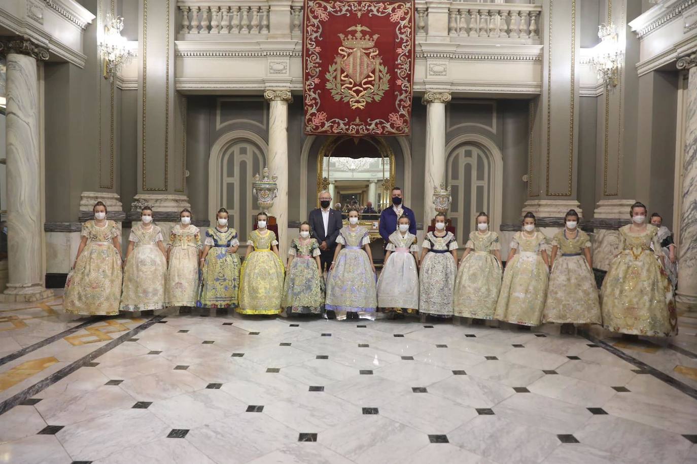 Carmen Martín y Nerea Lópz ya son oficialmente las falleras mayores de Valencia 2022. Las máximas representantes de las fiestas josefinas han acudido al Ayuntamiento de Valencia en su primer acto como reinas de las próximas Fallas, este jueves por la tarde.