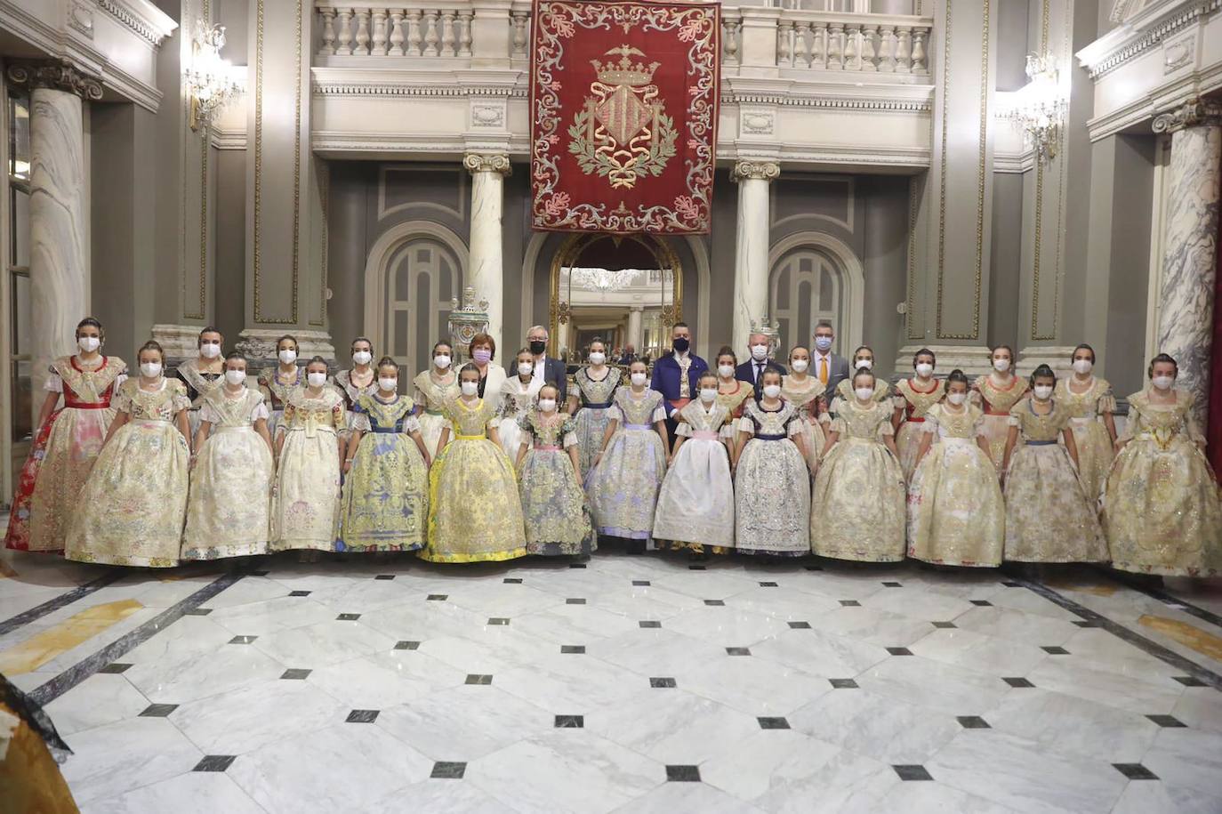 Carmen Martín y Nerea Lópz ya son oficialmente las falleras mayores de Valencia 2022. Las máximas representantes de las fiestas josefinas han acudido al Ayuntamiento de Valencia en su primer acto como reinas de las próximas Fallas, este jueves por la tarde.