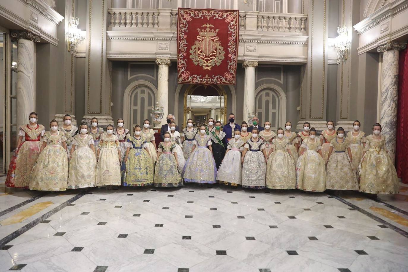 Carmen Martín y Nerea Lópz ya son oficialmente las falleras mayores de Valencia 2022. Las máximas representantes de las fiestas josefinas han acudido al Ayuntamiento de Valencia en su primer acto como reinas de las próximas Fallas, este jueves por la tarde.