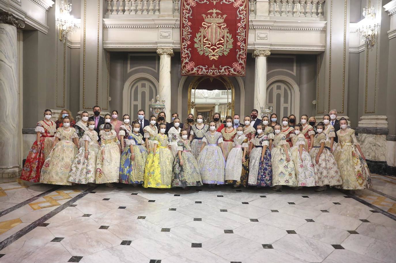 Carmen Martín y Nerea Lópz ya son oficialmente las falleras mayores de Valencia 2022. Las máximas representantes de las fiestas josefinas han acudido al Ayuntamiento de Valencia en su primer acto como reinas de las próximas Fallas, este jueves por la tarde.