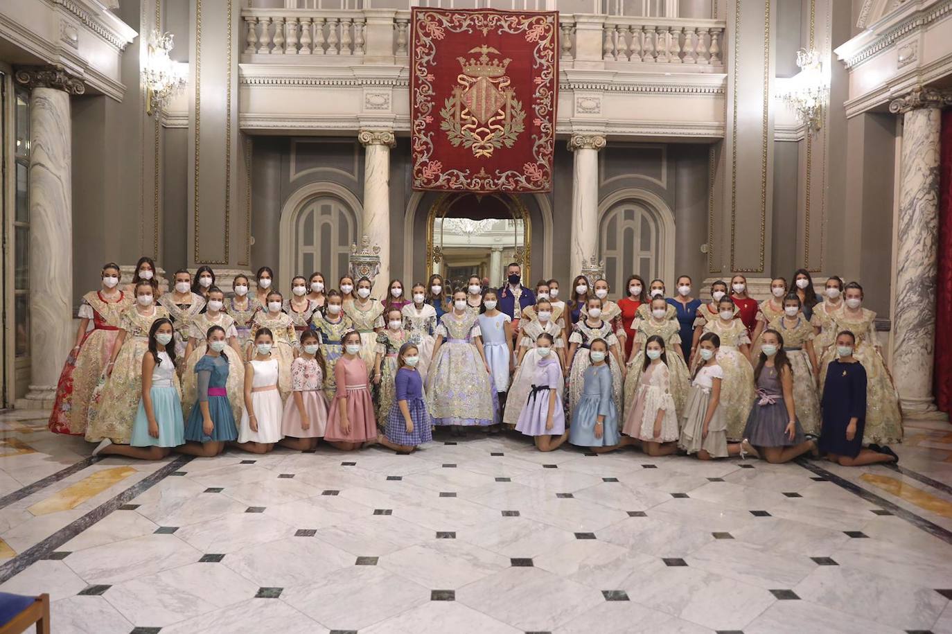 Carmen Martín y Nerea Lópz ya son oficialmente las falleras mayores de Valencia 2022. Las máximas representantes de las fiestas josefinas han acudido al Ayuntamiento de Valencia en su primer acto como reinas de las próximas Fallas, este jueves por la tarde.