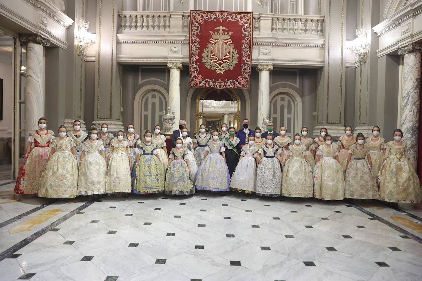 Carmen Martín y Nerea Lópz ya son oficialmente las falleras mayores de Valencia 2022. Las máximas representantes de las fiestas josefinas han acudido al Ayuntamiento de Valencia en su primer acto como reinas de las próximas Fallas, este jueves por la tarde.