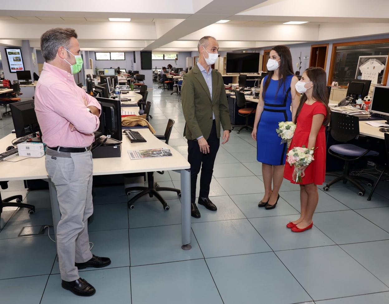 u Posado. Carmen Martín y Nerea López, junto a Antonio Pitera, director general de Federico Domenech y Jesús Trelis, director de LAS PROVINCIAS. txema rodríguez