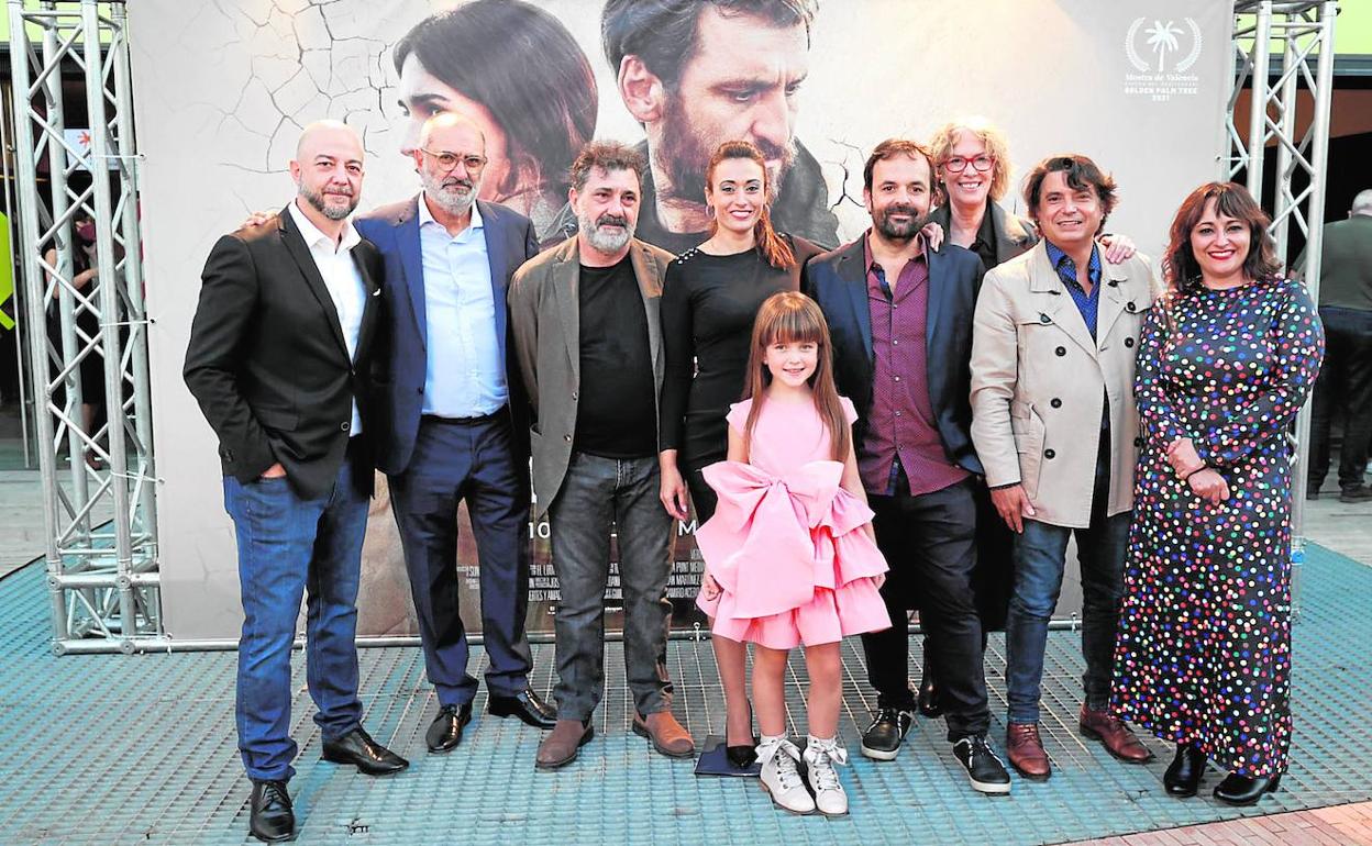 El equipo de la película 'El lodo', dirigida por el valenciano Iñaki Sánchez Arrieta, antes de la gala y la proyección de la película. 