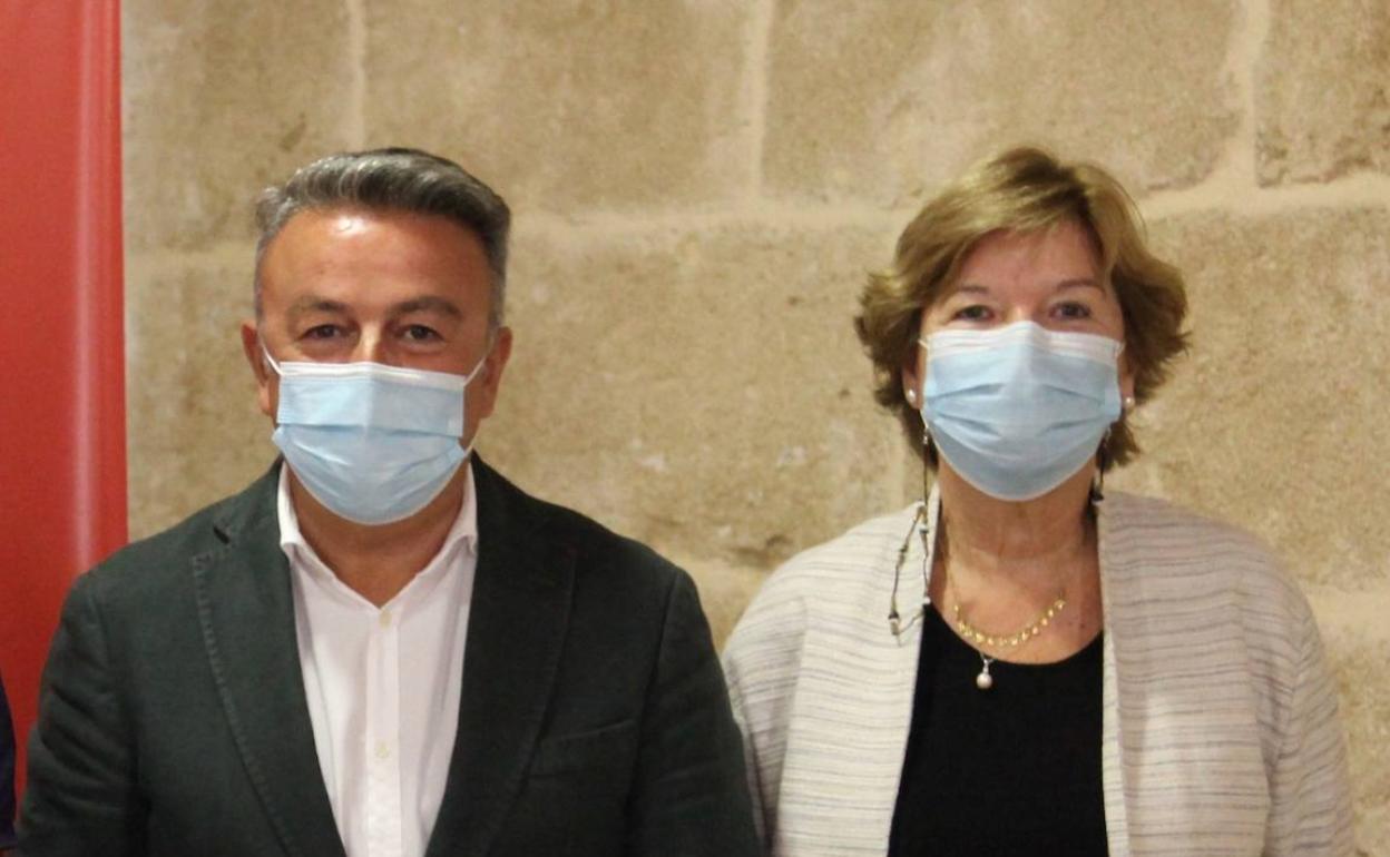 El alcalde, José Chulvi, con Isabel Bolufer. 