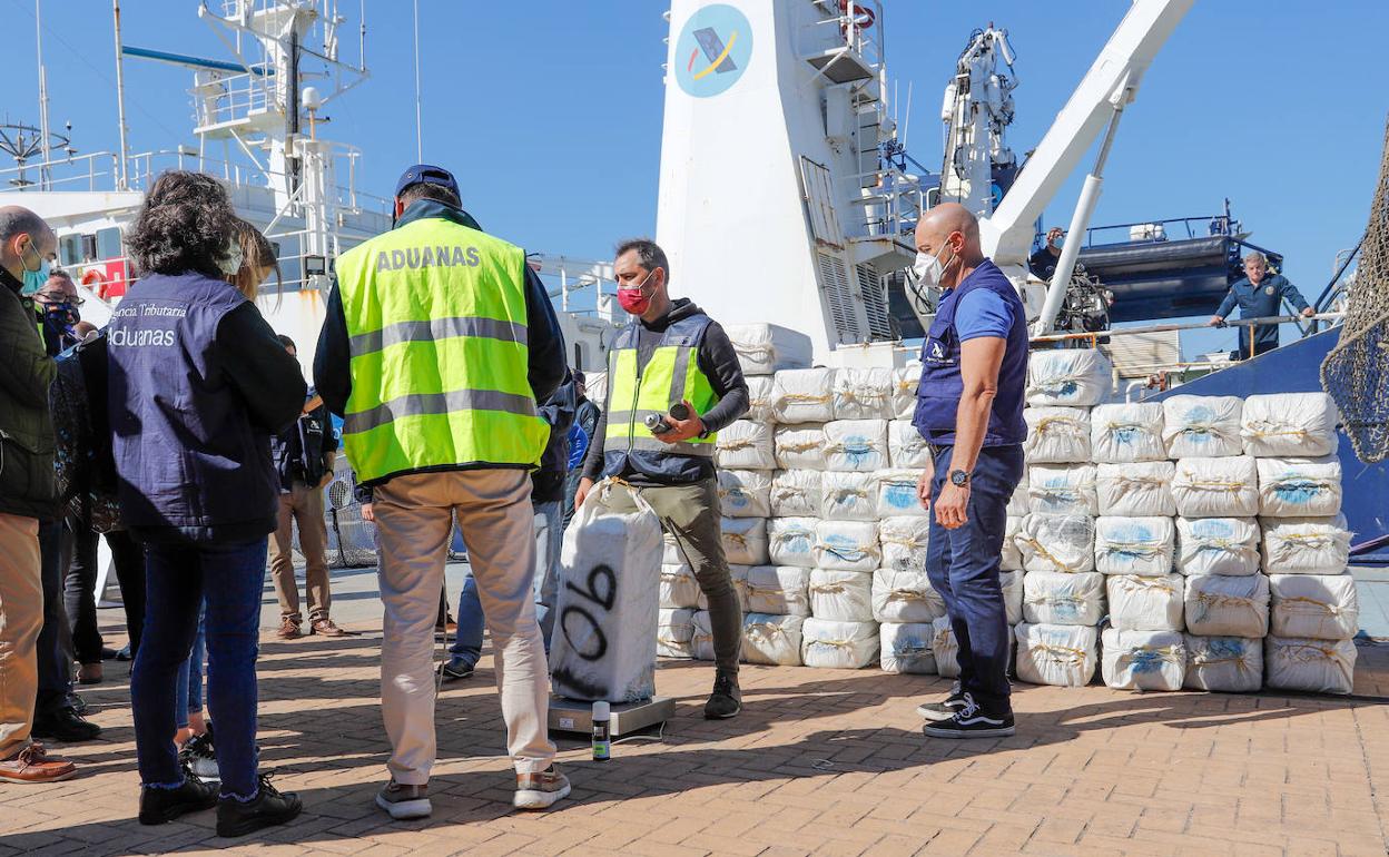 Descarga del alijo de 2,8 toneladas de cocaína en el puerto de Vigo.