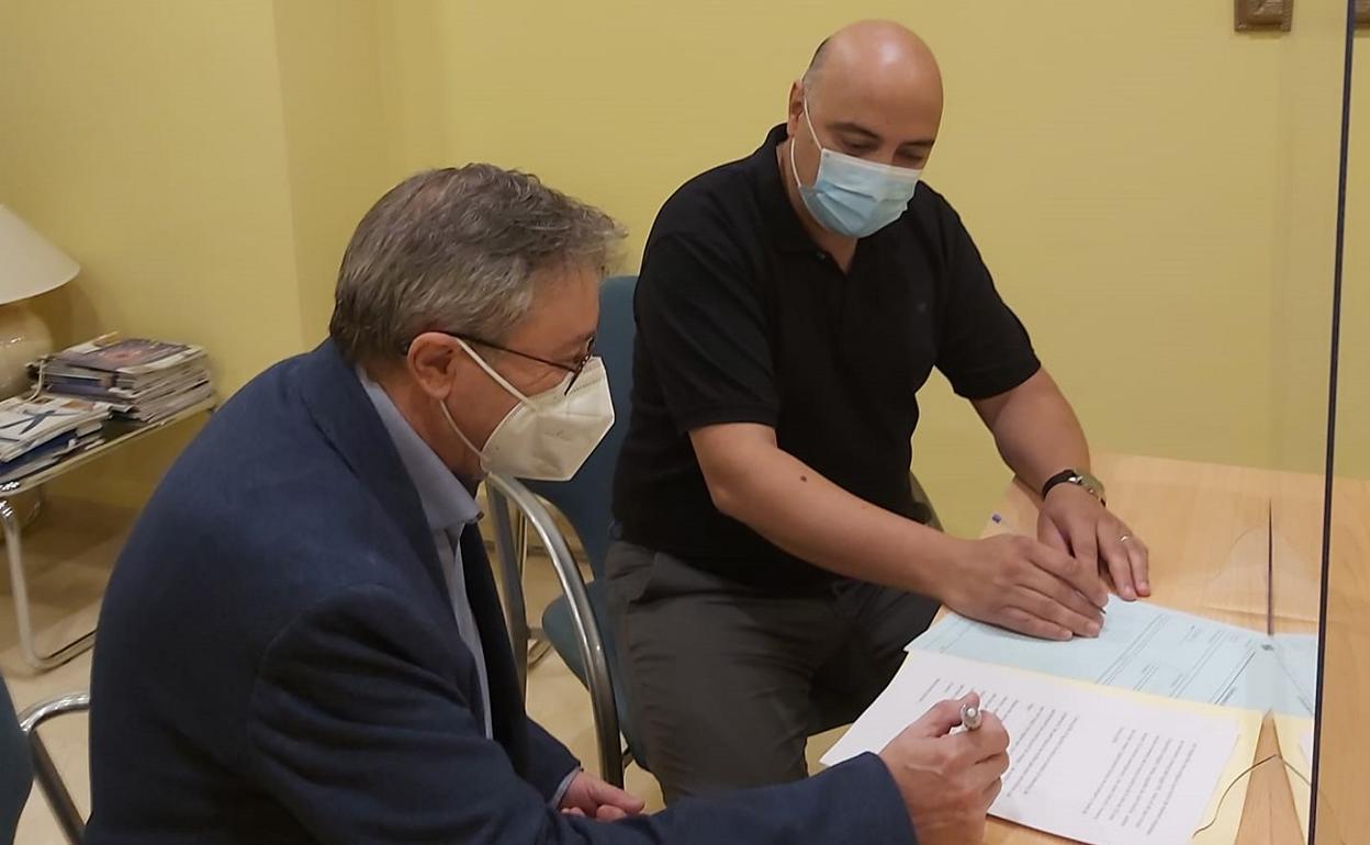 Momento de la firma en el alcalde de Agullent y el jefe de Secretaría y Obra Social de Caixa Ontinyent. 
